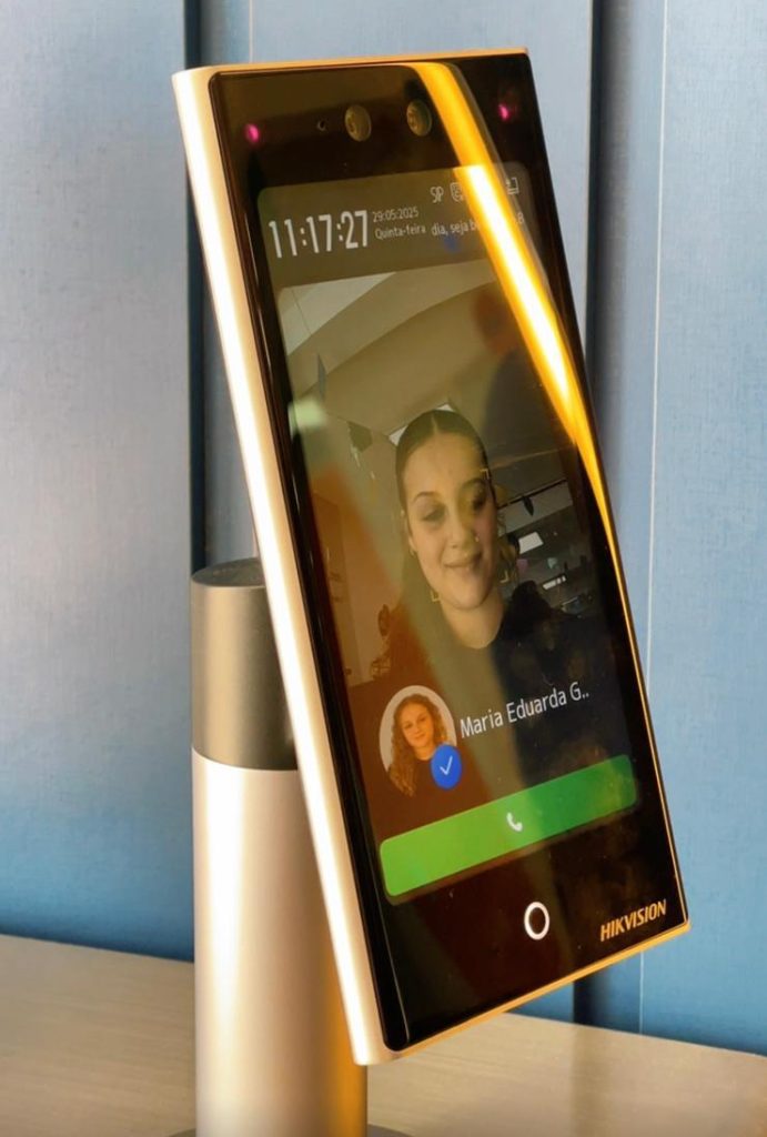 Catraca inteligente do CONECTA+ PLUS com controle de acesso escolar e autenticação segura